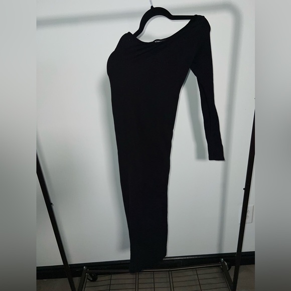 Sold

Asymmetrical sleeve dress - Picture 3 of 3